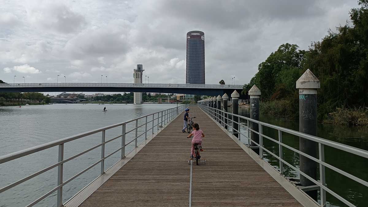 Vista desde la pasarela flotante sobre el Guadalquivir: Torre Pelli, Torre Schindler y Pasarela de la Cartuja