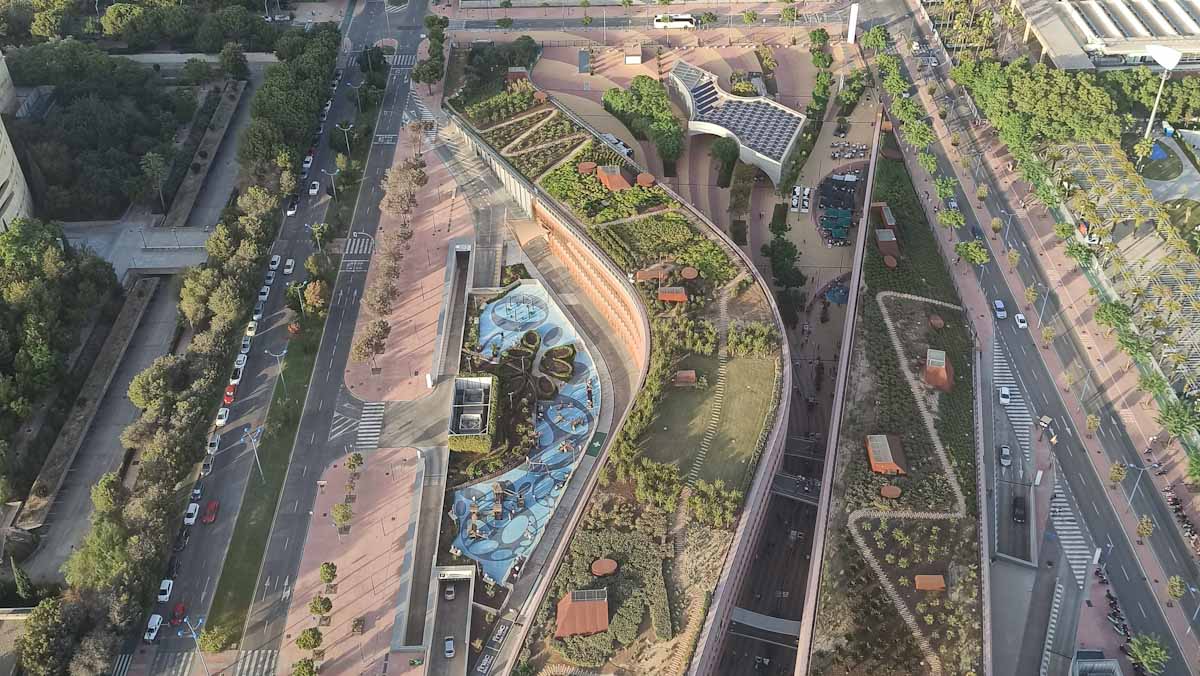 Vistas desde la Torre Pelli: los dos edificios del centro comercial separados por la calle con cubiertas ajardinadas y al fondo Cixaforum