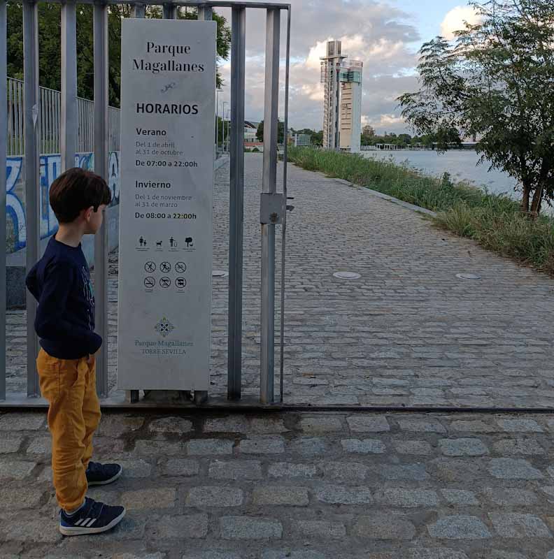 Entrada al Parque Magallanes desde el Paseo de la O, bajo el Puente del Cachorro