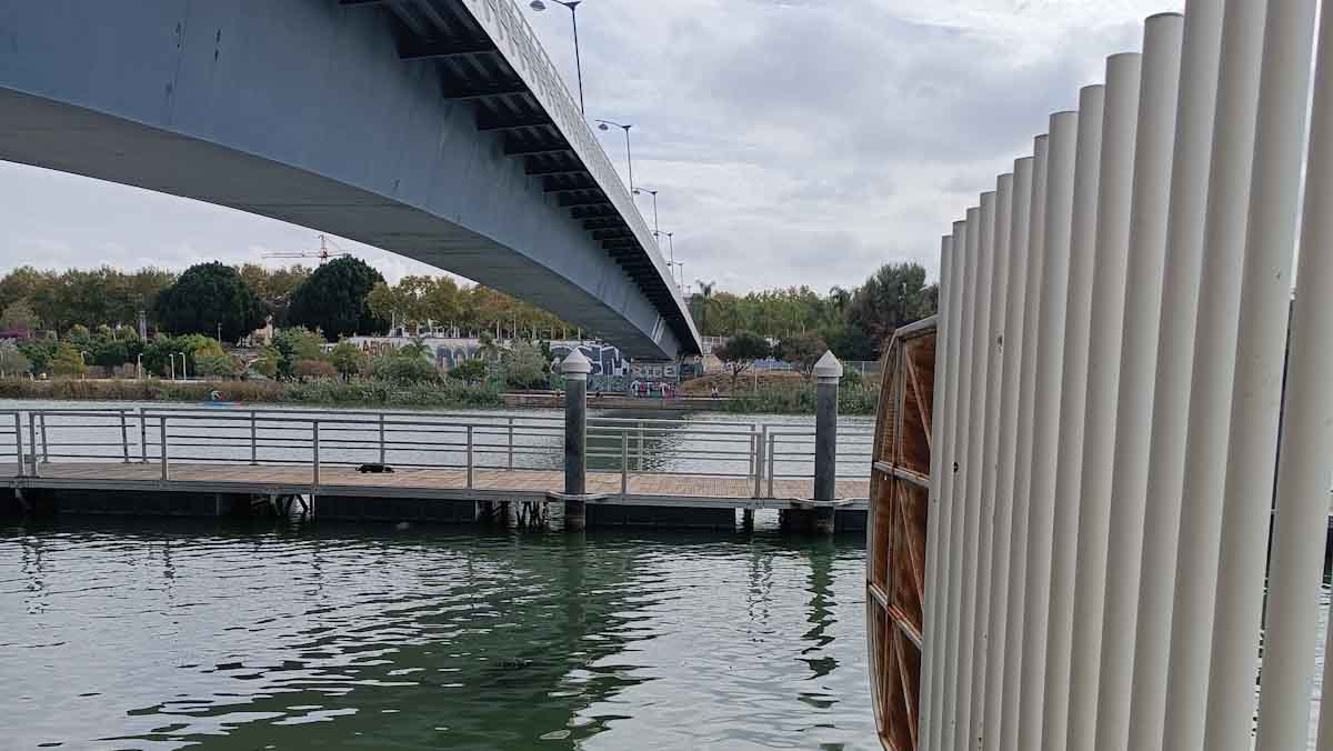 Inicio del paseo fluvial desde el Jardín americano. Vista de Pasarela de la Cartuja y de la pasarela flotante.